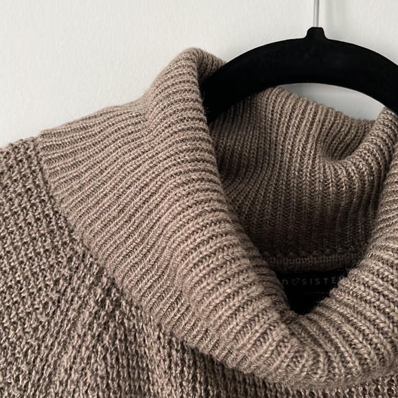 Taupe turtleneck sweater - Picture 3 of 3